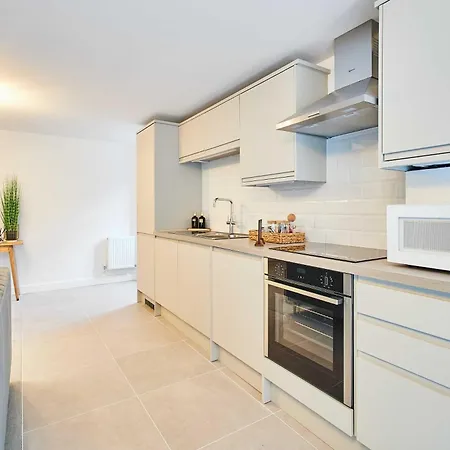 Host & - 1, Dane Court * Harrogate