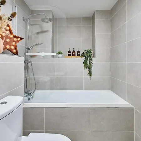 Host & - 1, Dane Court דירה