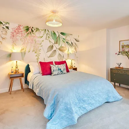 Host & - 1, Dane Court Apartment *