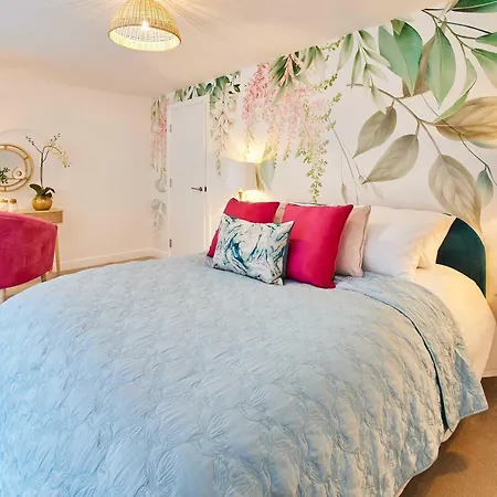 Host & - 1, Dane Court * Harrogate